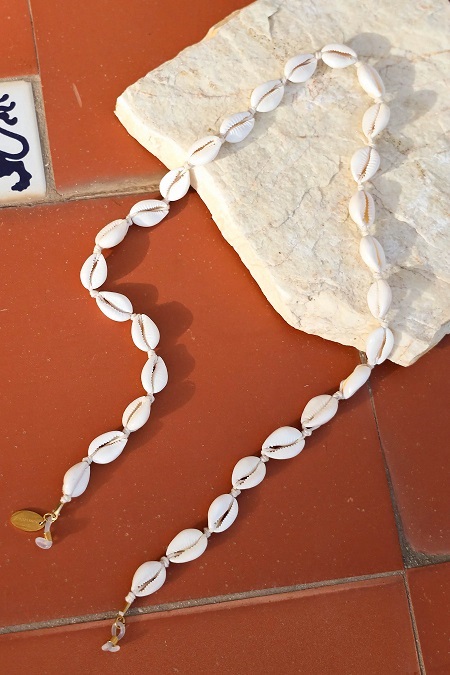 Cowrie Cool, Glasses Chain