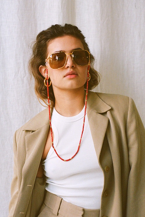 Lady in Red, Glasses Chain