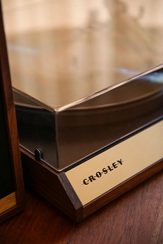 Crosley C72, Walnut w. Golden Details